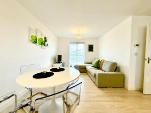 Modern 2-Bedroom Apartment的休息区