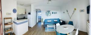 a small apartment with a table and a kitchen at Precioso apartamento piscinas Cala en Porter in Cala'n Porter