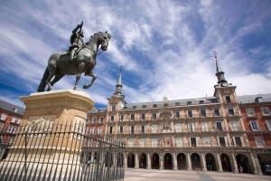 Una statua di un uomo che cavalca un cavallo di fronte a un edificio di Holiday Inn Express Madrid-Alcorcón, an IHG Hotel ad Alcorcón