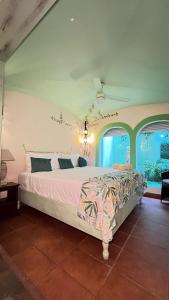 - une chambre avec un grand lit dans une pièce dotée de fenêtres dans l'établissement Hotel San Marco , à Saint-Domingue