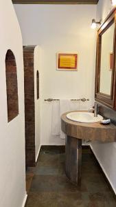 een badkamer met een wastafel en een spiegel bij Hotel San Marco  in Santo Domingo