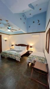 a room with two beds and a ceiling with stars at Hotel San Marco  in Santo Domingo