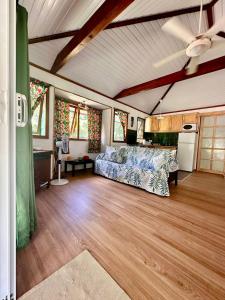 a large living room with a bed and a kitchen at Faré tropical atiha in Tuarea