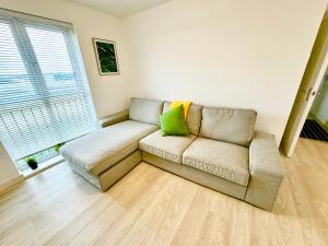 Modern 2-Bedroom Apartment的休息区