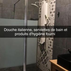 Ein Badezimmer in der Unterkunft Loft 100 M2 Marseille 4 ème avec jacuzzi
