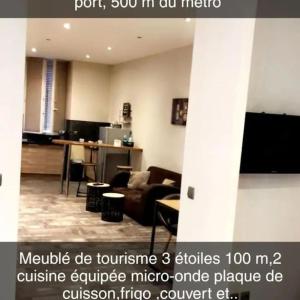 - un salon avec un canapé et une table dans l'établissement Loft 100 M2 Marseille 4 ème avec jacuzzi, à Marseille