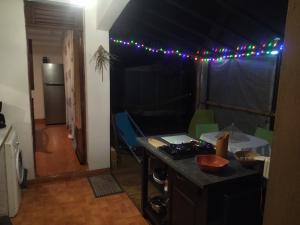 cocina con mesa y fogones en una habitación en casa DOM, en Le Robert