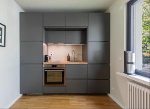 uma cozinha com utensílios de aço inoxidável e uma janela em Appartement Waldheim em Bad Nauheim