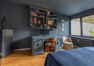 1 dormitorio con 1 cama y escritorio con TV en Appartement Waldheim en Bad Nauheim