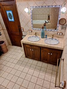 een badkamer met 2 wastafels en een spiegel bij Marina Vila House in Masnou