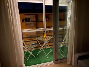 Habitación con una mesa y una vela en el balcón. en Espacioso Apartamento Familiar en Aranjuez - Confort, Tranquilidad y Netflix Incluido, en Aranjuez