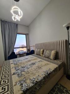 1 dormitorio con 1 cama grande y ventana grande en ocean view Dubai Marina JBR walk comfort room, en Dubái
