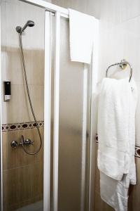 a bathroom with a shower with a white towel at Casa Videira - Hotel rural cerca del mar in Bueu
