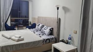 1 dormitorio con 1 cama, mesa y sillas en ocean view Dubai Marina JBR walk comfort room, en Dubái