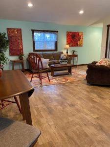 Rangely的住宿－Dragonfly Meadows Guesthouse，客厅配有沙发和桌子