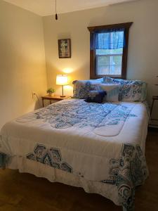 um quarto com uma cama grande e uma janela em Dragonfly Meadows Guesthouse em Rangely