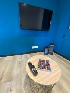 Et tv og/eller underholdning på Maisonnette 2/4 personnes en bord de sevre