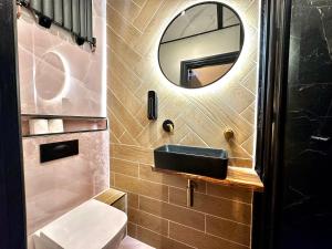 a bathroom with a sink and a mirror at G Eighty Four in London