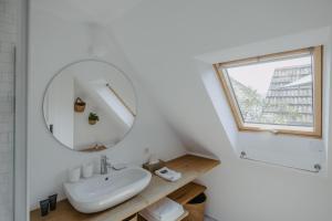 uma casa de banho com um lavatório, um espelho e uma janela em Streckhof Stiefelgasse 3 em Purbach am Neusiedlersee