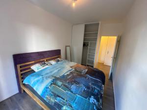 a bedroom with a bed with a wooden head board at appartement proche de paris in Saint-Denis