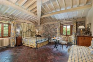 sypialnia z 2 łóżkami i stołem w obiekcie Locanda Di Alberi w mieście Borgo San Lorenzo +37 zdjęć