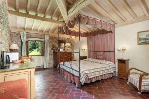 een slaapkamer met een hemelbed in een kamer bij Locanda Di Alberi in Borgo San Lorenzo