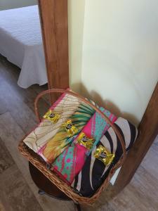 a wicker basket with a bag on top of it at Casa de Praia- Village Dunnas- Bal. Gaivota-SC in Balneário Gaivotas