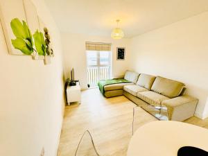 Modern 2-Bedroom Apartment的休息区