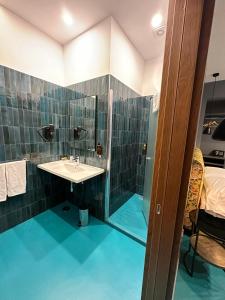 uma casa de banho com um lavatório e um chuveiro em Sorrento Rooms Deluxe em Sorrento