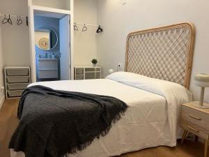 奧利特的住宿－Casa Las Pozas，一间卧室配有一张大床和镜子