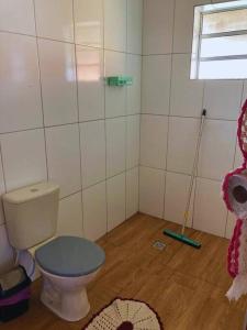 een kleine badkamer met een toilet en een dweil bij Chalé Nova Aurora in São Thomé das Letras