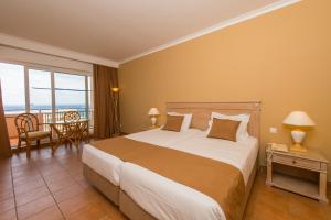 um quarto com uma cama grande e uma varanda em Vila Baleira Porto Santo em Porto Santo mais 37 fotografias