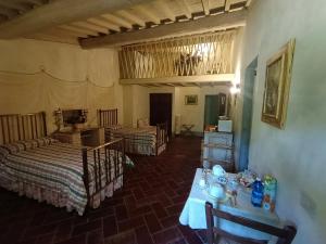 een kamer met twee bedden en een tafel met borden erop bij Locanda Di Alberi in Borgo San Lorenzo