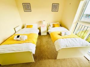 Modern 2-Bedroom Apartment客房内的一张或多张床位