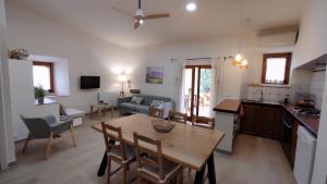 eine Küche und ein Wohnzimmer mit einem Tisch und Stühlen in der Unterkunft Mas Riera - 2 in Maia de Montcal
