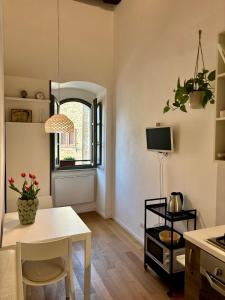 a living room with a table and a kitchen at La Torre di Canonica in Colle di Val d'Elsa +18 photos