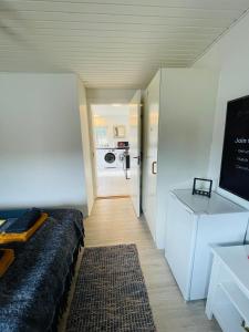 mały pokój z łóżkiem i kuchnią w obiekcie 1 private room in Billund w Billund