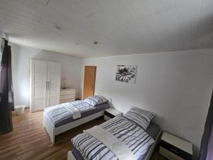 1 dormitorio con 2 camas en una habitación en Lenny's Ferienwohnung en Kassel
