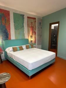 una camera con un grande letto di Sorrento Rooms Deluxe a Sorrento