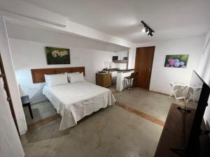 a bedroom with a bed and a table in it at Villa Aconchego Corrêas Itaipava in Petrópolis +94 photos
