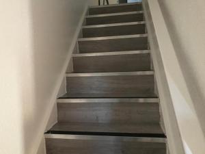 una escalera con escalones grises y una escalera en The beautiful corner of Copenhagen close en Luton