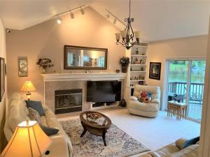 a living room with a fireplace and a tv at Lakeside house in Anchorage