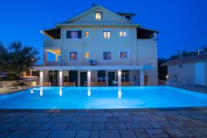 Bazén v ubytovaní Villa Vita Holidays alebo v jeho blízkosti