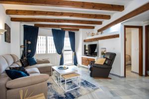 een woonkamer met twee banken en een tafel bij Aldea del Mar Buganvilla Apartament in Torrevieja