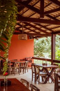 patio ze stołami i krzesłami w restauracji w obiekcie EcoPousada Pico do Jabre w mieście Matureia