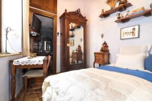 um quarto com uma cama, uma mesa e um espelho em Studio in the Old City of Nicosia em Nicósia