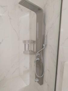 um chuveiro com uma porta de vidro na casa de banho em MENTOROS VILLAS em Karavádhos