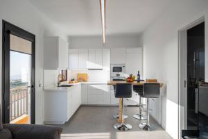 Kuchyň nebo kuchyňský kout v ubytování Finca Las Huellas - Moderno apartamento con vistas al mar y al volcán