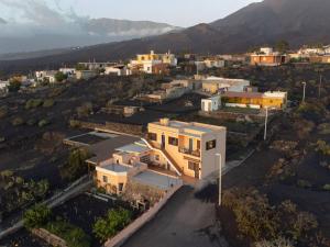 una vista aérea de una casa en una ciudad en Finca Las Huellas - Moderno apartamento con vistas al mar y al volcán, en Los Llanos de Aridane