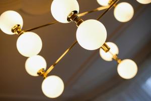 a bunch of white lights hanging from a ceiling at NEU - 4 Zimmer, 4 Betten, 5 Min zum HBF, Terrasse, 160qm in Augsburg